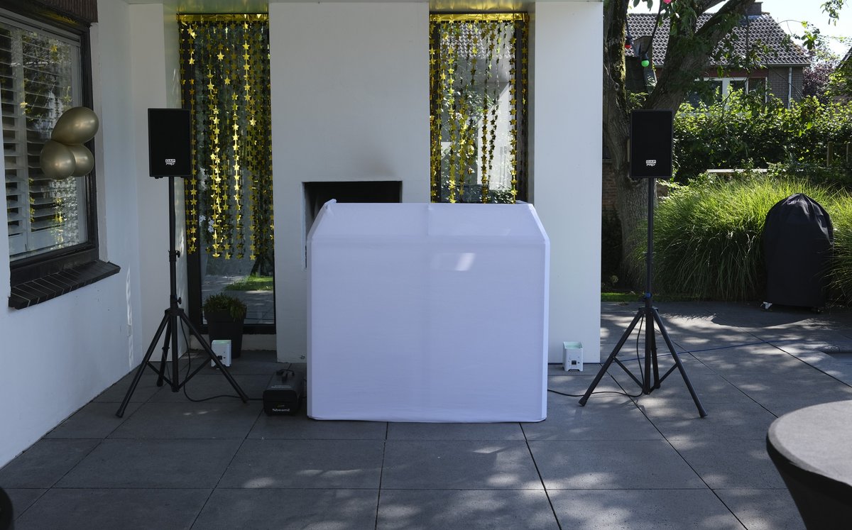 Compact Show setup met witte DJ booth en twee speakers