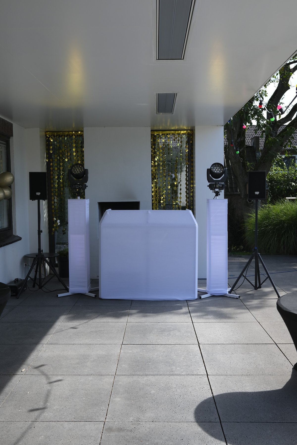 Drive-in DJ show setup met DJ booth, totems en uplights